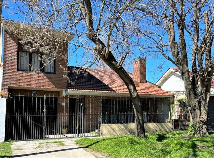 Casa · 330m² · 4 Ambientes · 1 Cochera