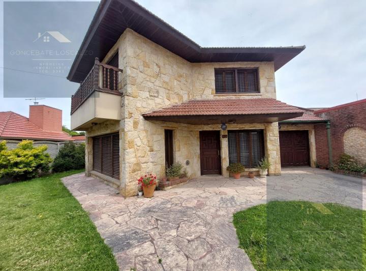 Casa · 200m² · 5 Ambientes · 1 Cochera