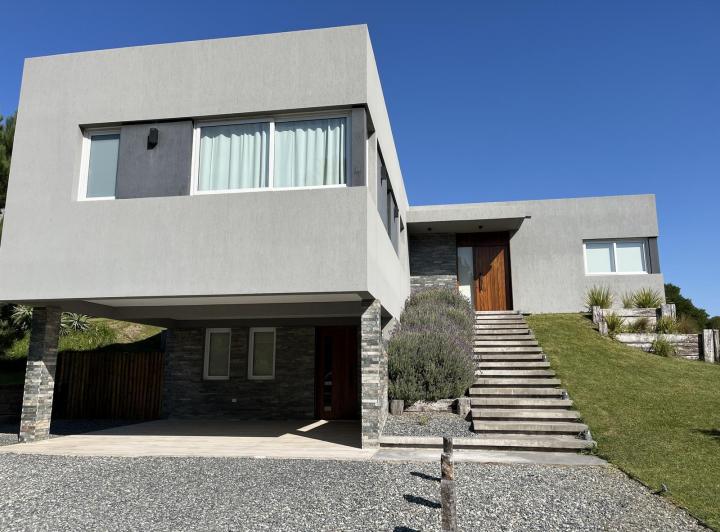 Casa · 225m² · 6 Ambientes · 2 Cocheras
