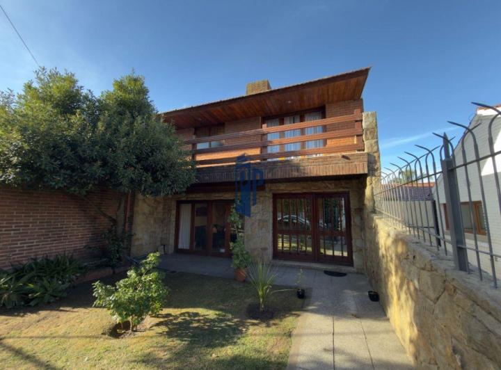 Casa · 209m² · 6 Ambientes · 1 Cochera