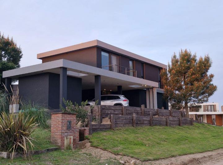 Casa · 205m² · 6 Ambientes · 2 Cocheras