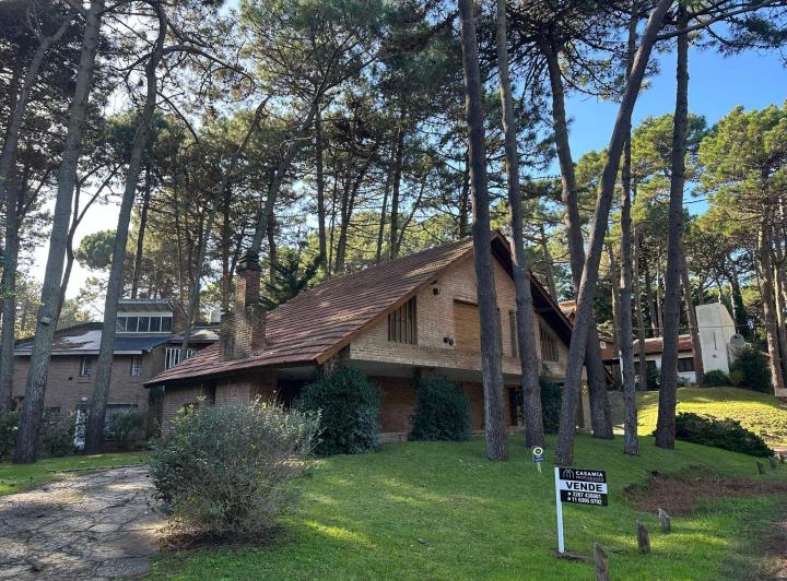 Casa · 190m² · 6 Ambientes · 2 Cocheras