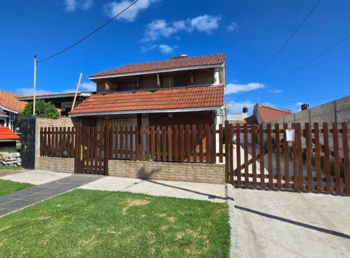 Casa · 140m² · 4 Ambientes · 2 Cocheras