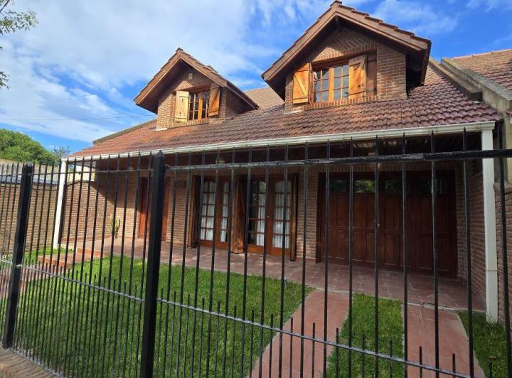 Casa · 230m² · 4 Ambientes · 1 Cochera