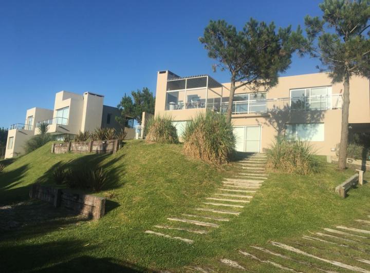 Casa · 250m² · 5 Ambientes · 2 Cocheras
