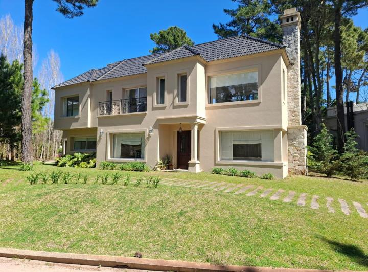 Casa · 320m² · 9 Ambientes · 5 Cocheras