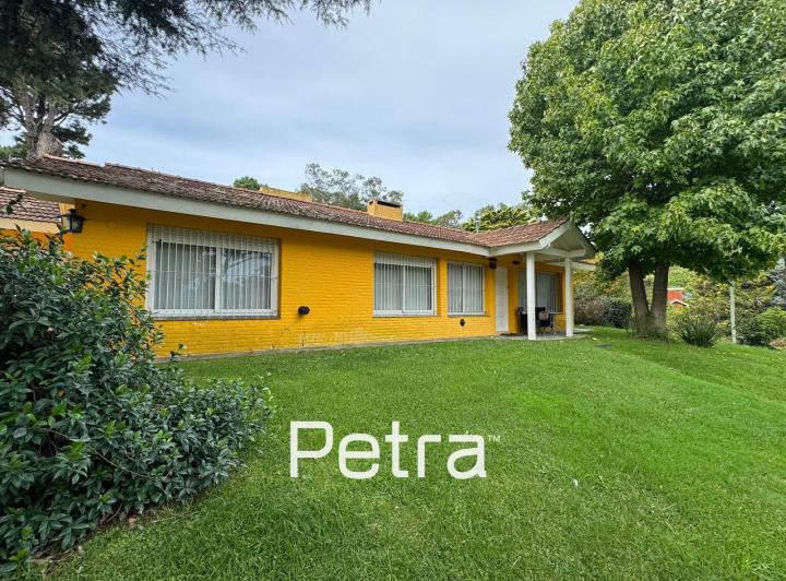 Casa · 200m² · 5 Ambientes · 2 Cocheras