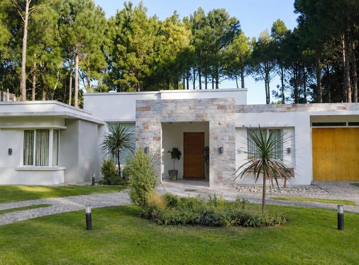 Casa · 9000000ha · 4 Ambientes · 1 Cochera