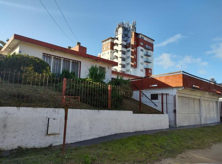 Casa · 255m² · 5 Ambientes · 2 Cocheras