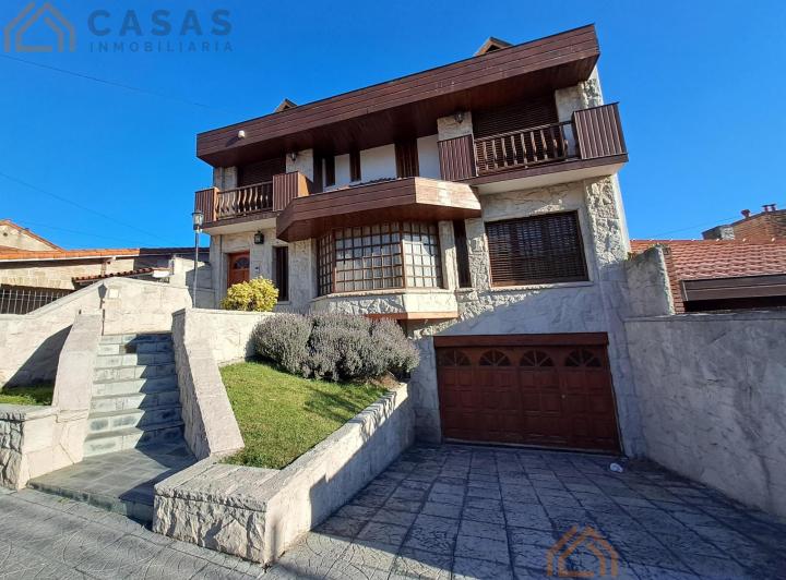 Casa · 408m² · 7 Ambientes · 4 Cocheras