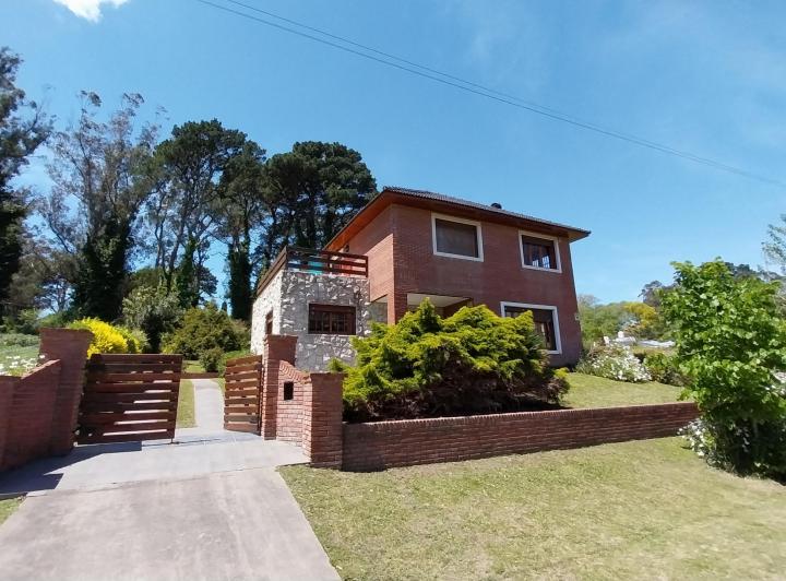 Casa · 220m² · 5 Ambientes · 1 Cochera