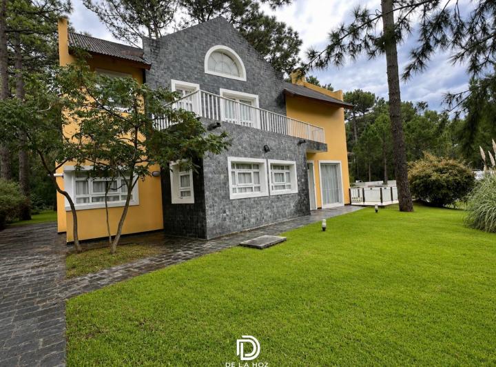 Casa · 177m² · 4 Ambientes · 5 Cocheras
