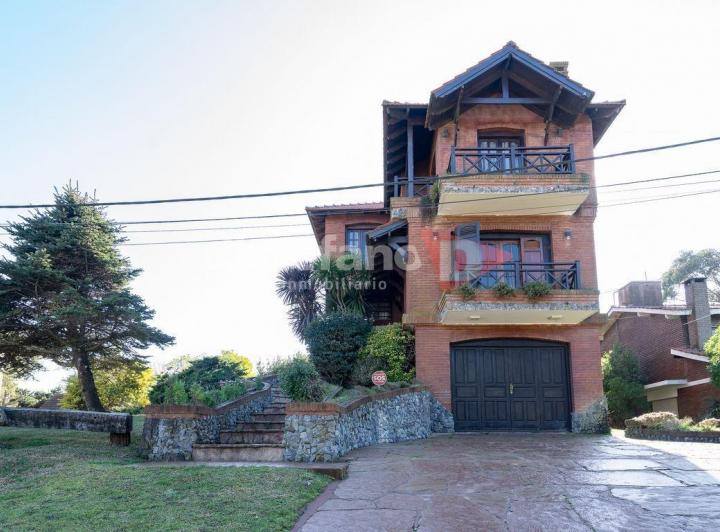 Casa · 250m² · 6 Ambientes · 2 Cocheras
