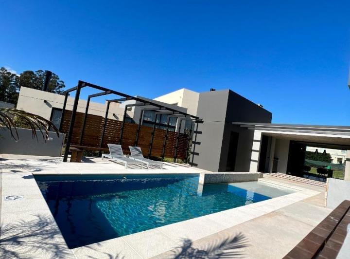Casa · 222m² · 4 Ambientes · 6 Cocheras