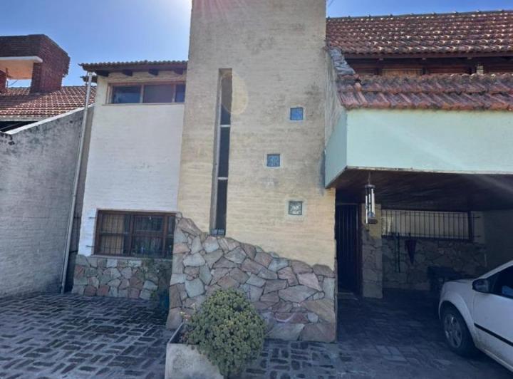 Casa · 196m² · 3 Ambientes · 2 Cocheras