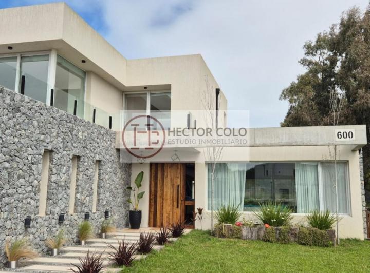 Casa · 265m² · 6 Ambientes · 2 Cocheras