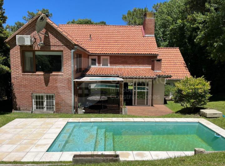 Casa · 1092m² · 6 Ambientes · 1 Cochera