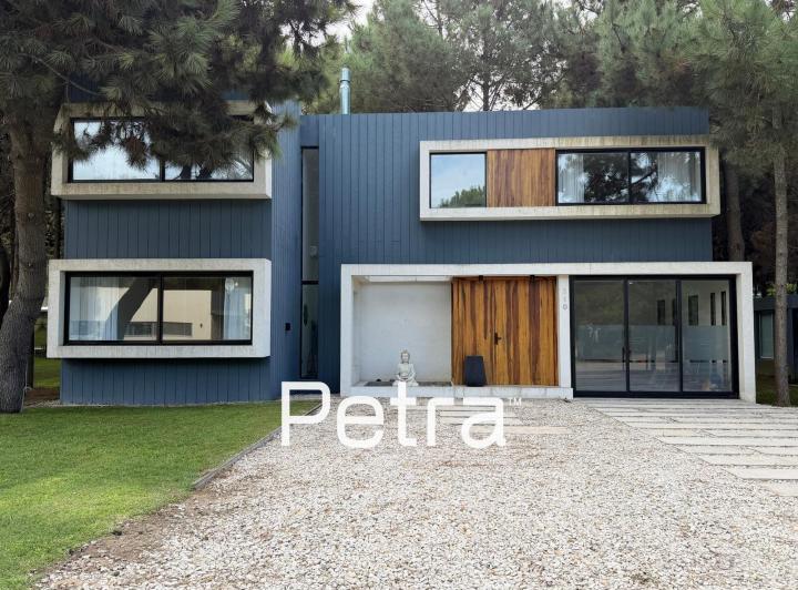 Casa · 200m² · 5 Ambientes · 1 Cochera