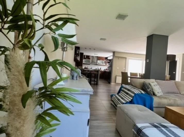 Casa · 200m² · 5 Ambientes · 2 Cocheras