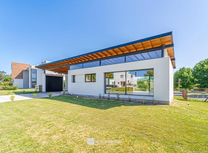 Casa · 163m² · 3 Ambientes · 4 Cocheras