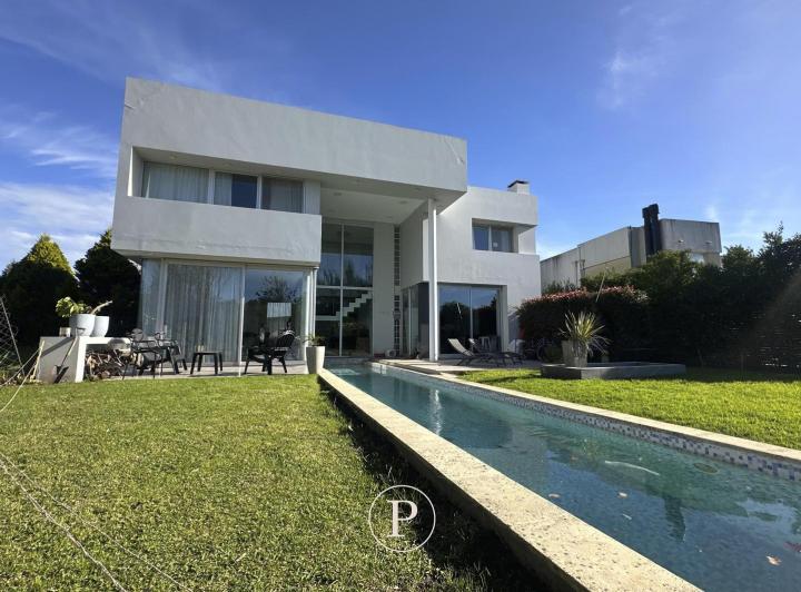 Casa · 280m² · 5 Ambientes · 2 Cocheras