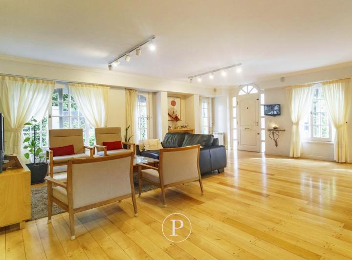 Casa · 350m² · 5 Ambientes · 4 Cocheras