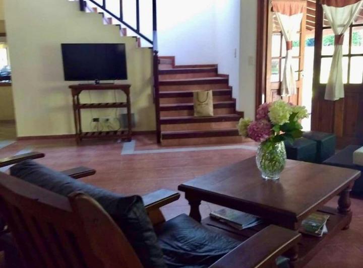 Casa · 280m² · 6 Ambientes · 2 Cocheras