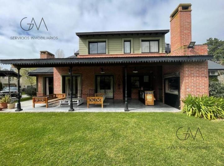 Casa · 230m² · 5 Ambientes