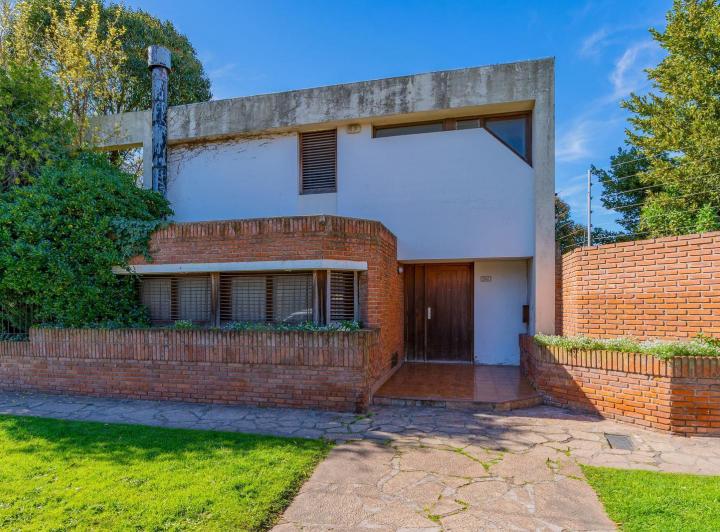 Casa · 295m² · 5 Ambientes · 2 Cocheras