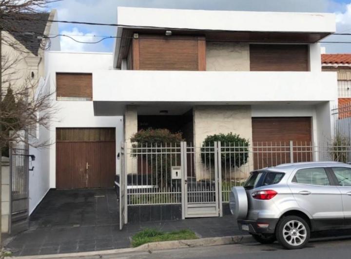 Casa · 400m² · 5 Ambientes · 2 Cocheras
