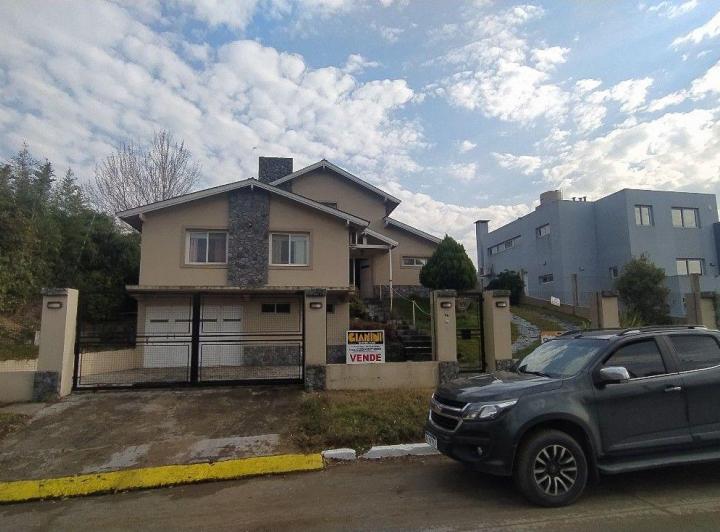 Casa · 220m² · 7 Ambientes · 2 Cocheras