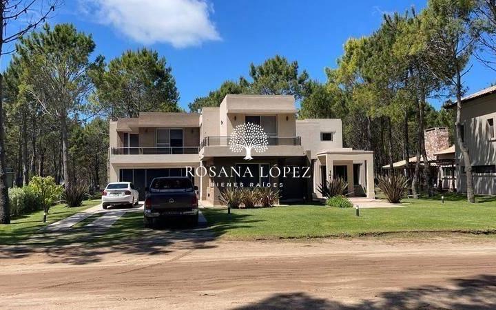 Casa · 366m² · 6 Ambientes · 1 Cochera