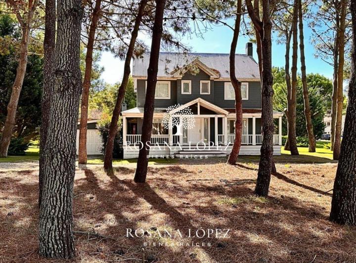 Casa · 240m² · 5 Ambientes · 1 Cochera