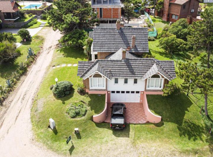 Casa · 300m² · 5 Ambientes · 2 Cocheras