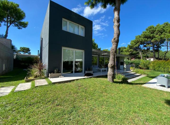 Casa · 180m² · 5 Ambientes · 2 Cocheras