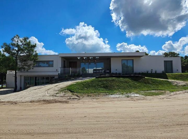 Casa · 330m² · 7 Ambientes · 2 Cocheras