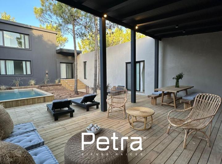 Casa · 330m² · 7 Ambientes · 2 Cocheras