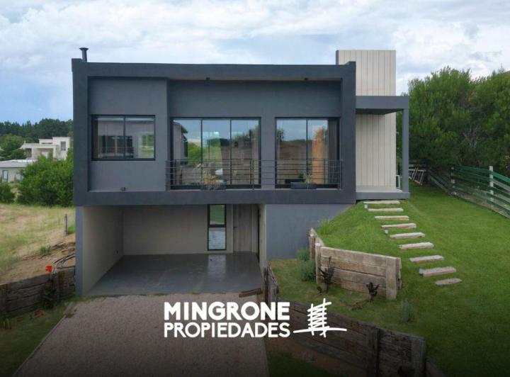 Casa · 338m² · 5 Ambientes · 2 Cocheras