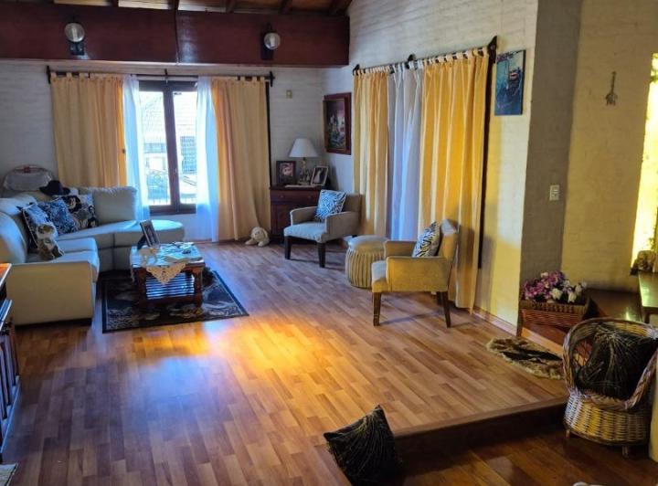 Casa · 260m² · 3 Ambientes · 2 Cocheras