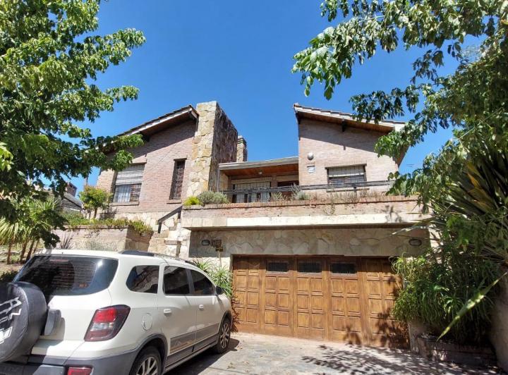 Casa · 220m² · 7 Ambientes · 2 Cocheras