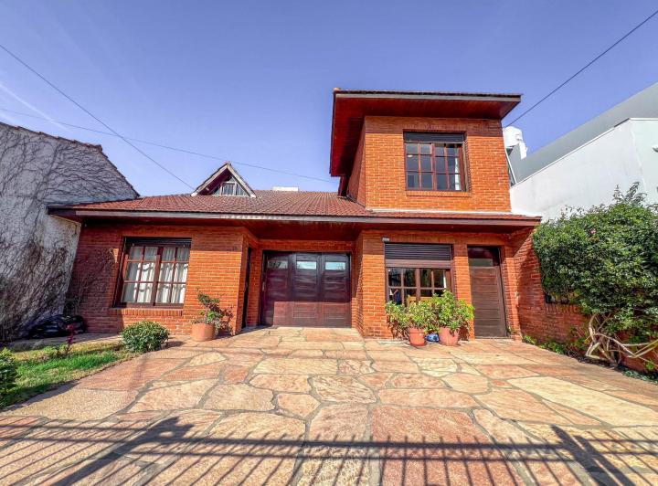 Casa · 330m² · 7 Dormitorios · 2 Cocheras