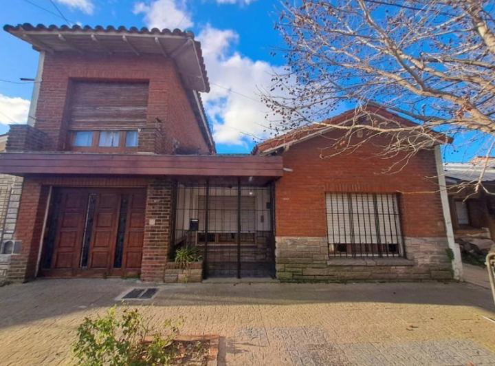 Casa · 242m² · 6 Ambientes · 2 Cocheras