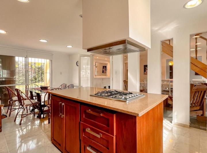 Casa · 130m² · 9 Ambientes · 2 Cocheras
