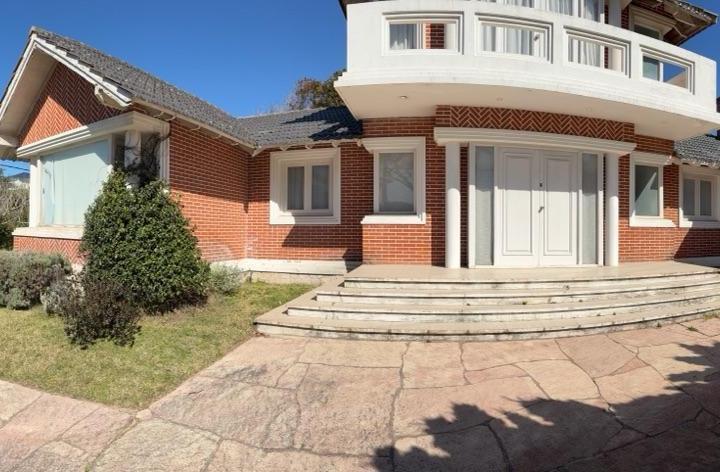 Casa · 303m² · 6 Ambientes · 4 Cocheras