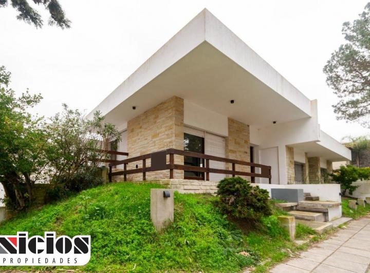 Casa · 1m² · 4 Ambientes · 1 Cochera