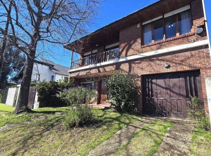 Casa · 200m² · 5 Ambientes · 2 Cocheras