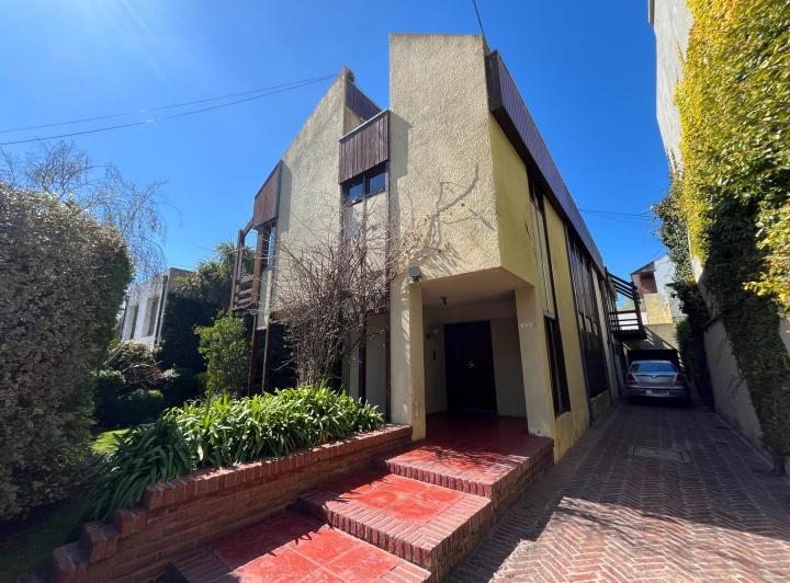 Casa · 326m² · 5 Ambientes · 3 Cocheras