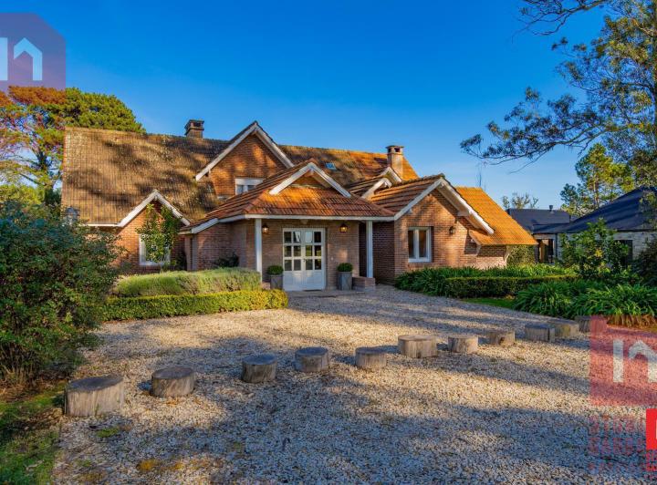 Casa · 300m² · 7 Ambientes · 4 Cocheras