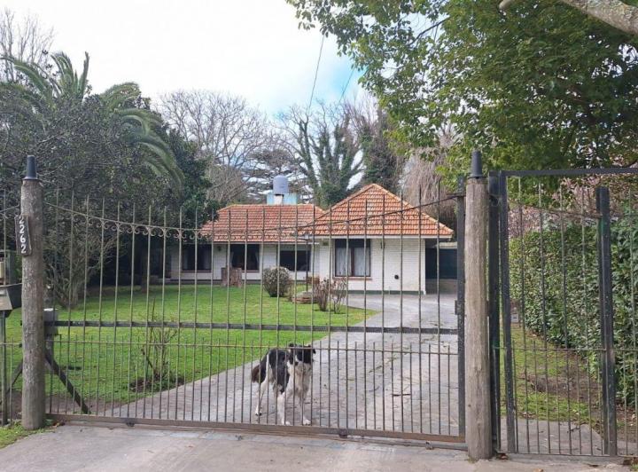 Casa · 230m² · 4 Ambientes · 1 Cochera