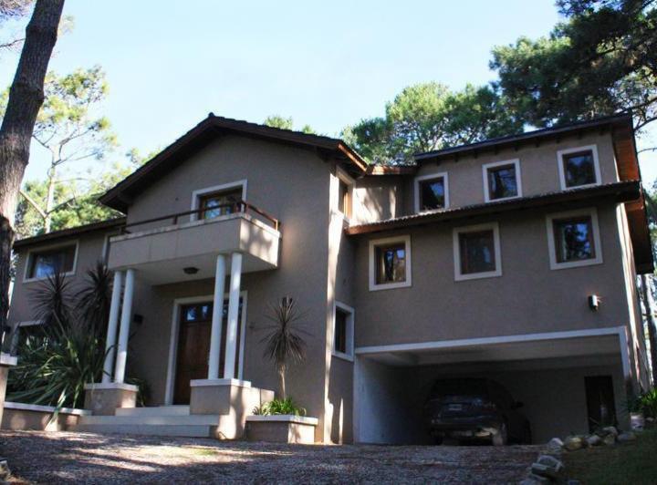 Casa · 340m² · 7 Ambientes · 1 Cochera